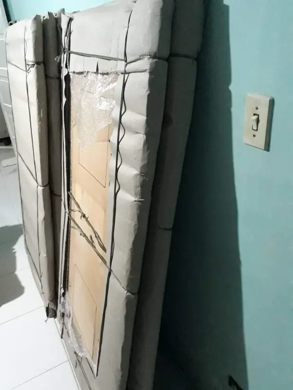 Tampos e portas de móveis protegidos com papelão e plástico, prontos para a mudança