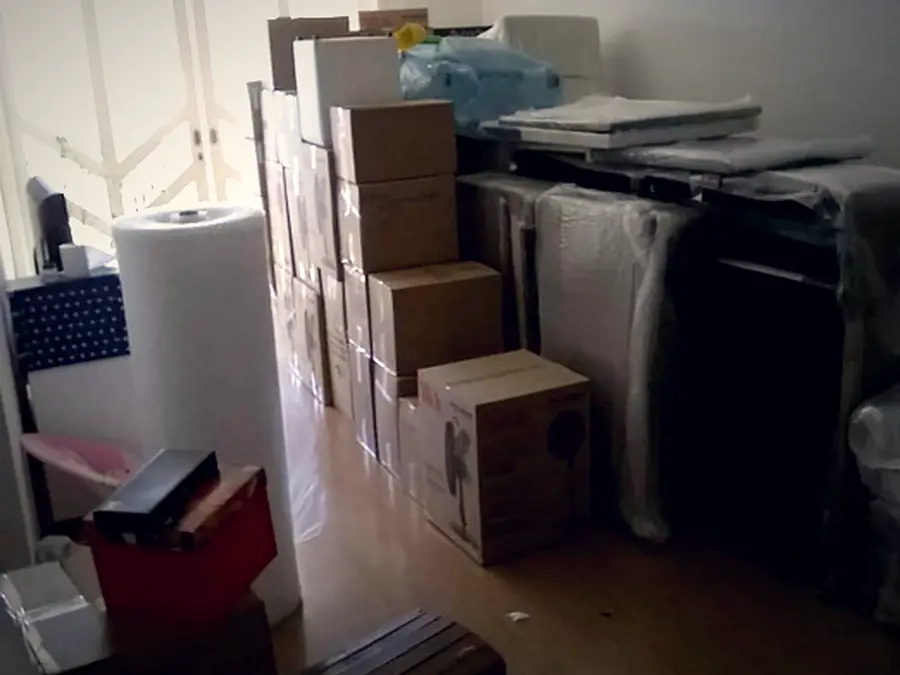 Sala preparada para mudança residencial em Curitiba com caixas, móveis embalados e plástico bolha pela Japan Mudanças